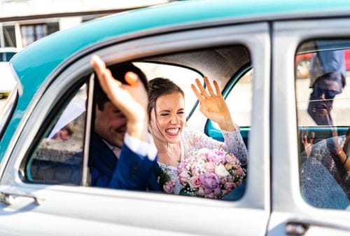 Départ en voiture ancienne